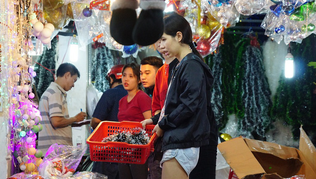 Chợ giáng sinh hạ nhiệt, đồng loạt xả hàng